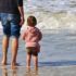 dziecko na plaży z rodzicem
